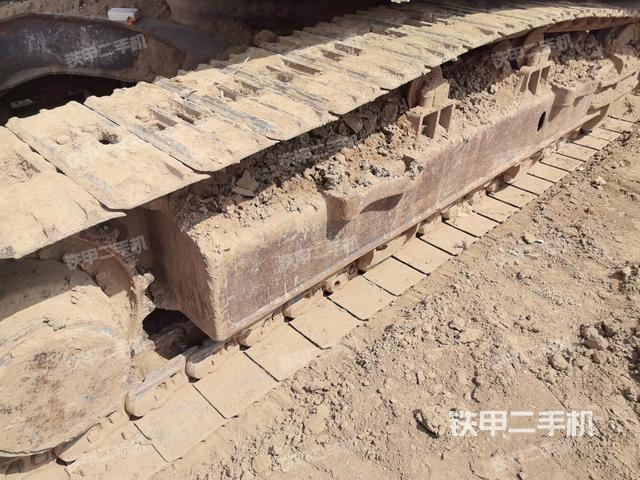 單側(cè)履帶整體(整機(jī)外觀) 單側(cè)履帶整體(整機(jī)外觀)