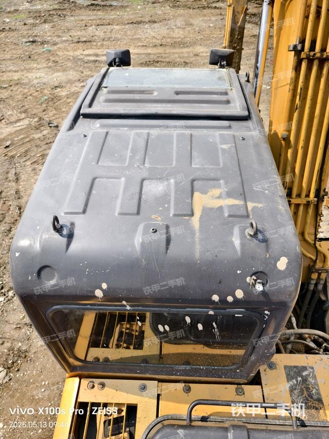 駕駛室頂部(整機(jī)外觀) 駕駛室頂部(整機(jī)外觀)