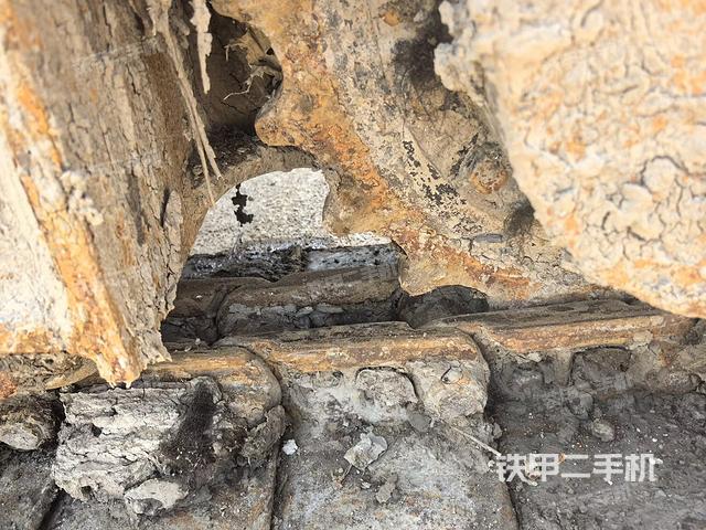 单侧履带整体(整机外观) 单侧履带整体(整机外观)