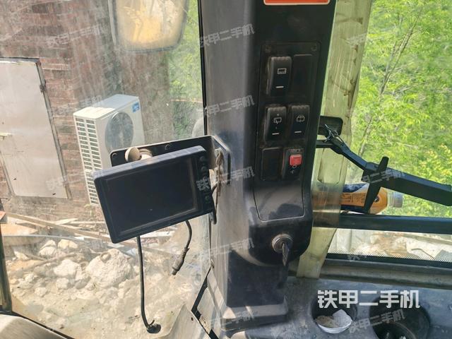 駕駛室內(nèi)部(駕駛室部分) 駕駛室內(nèi)部(駕駛室部分)