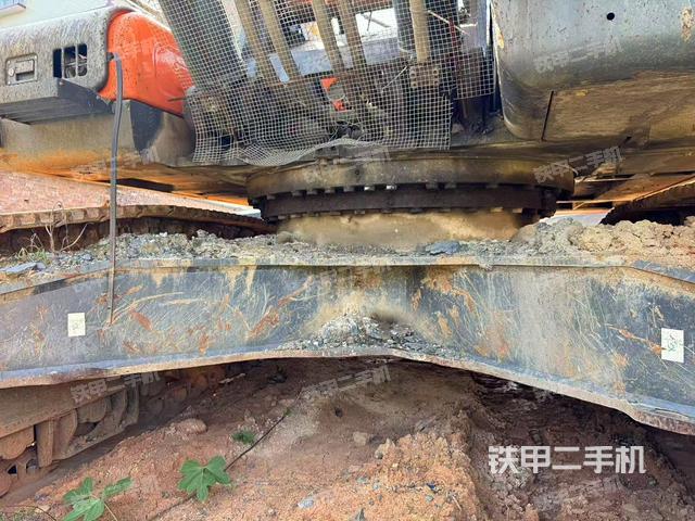 液壓泵艙室正面整體(整機外觀) 液壓泵艙室正面整體(整機外觀)