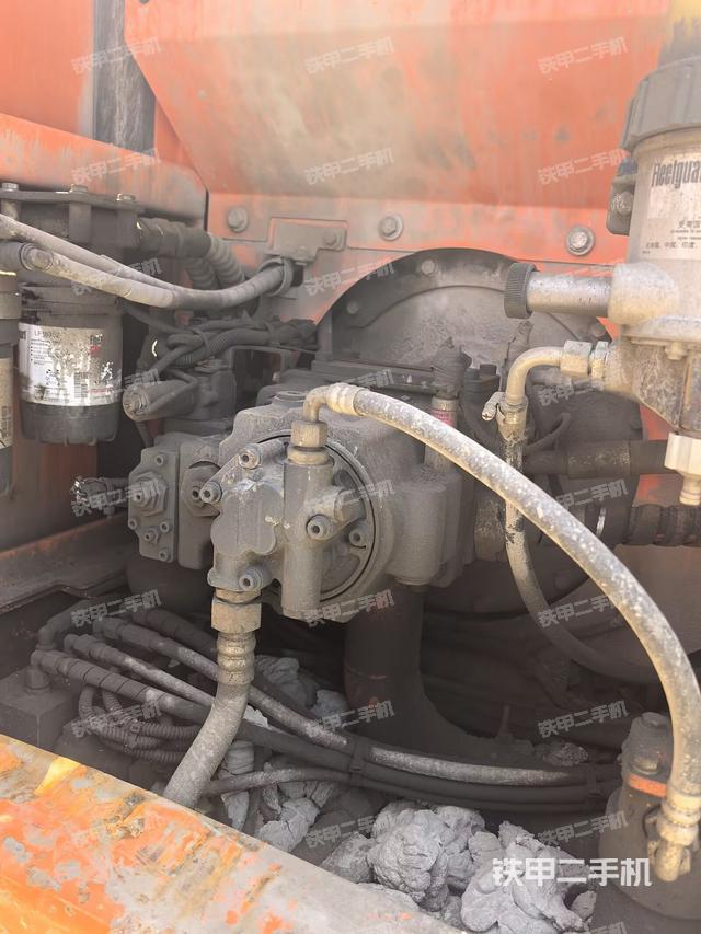 液压泵舱室正面整体(整机外观) 液压泵舱室正面整体(整机外观)