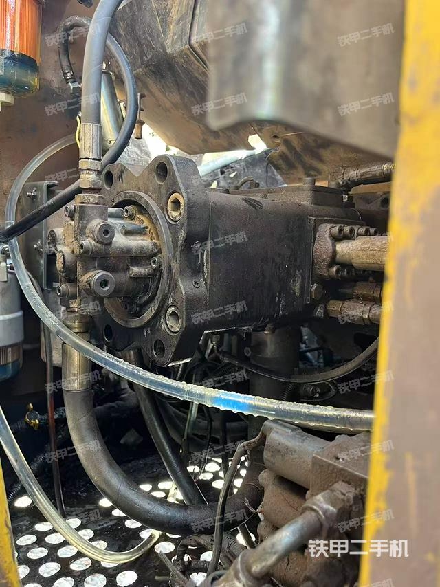 液壓泵艙室正面整體(整機(jī)外觀) 液壓泵艙室正面整體(整機(jī)外觀)