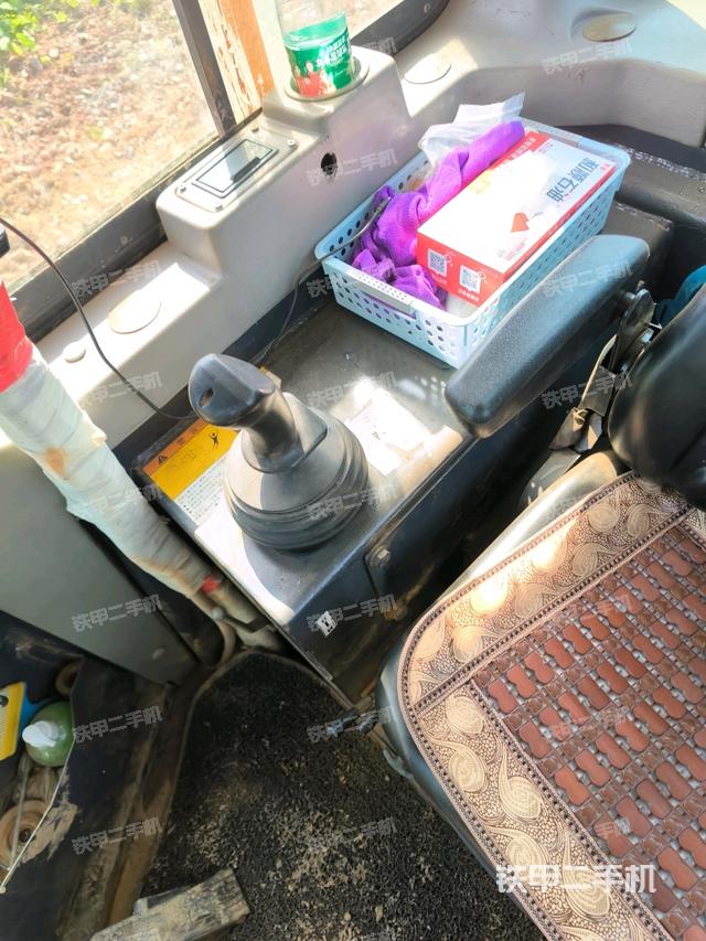 操作手柄右(推土機(jī)駕駛室) 操作手柄右(推土機(jī)駕駛室)