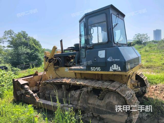 左后45°(推土機(jī)整車外觀) 左后45°(推土機(jī)整車外觀)