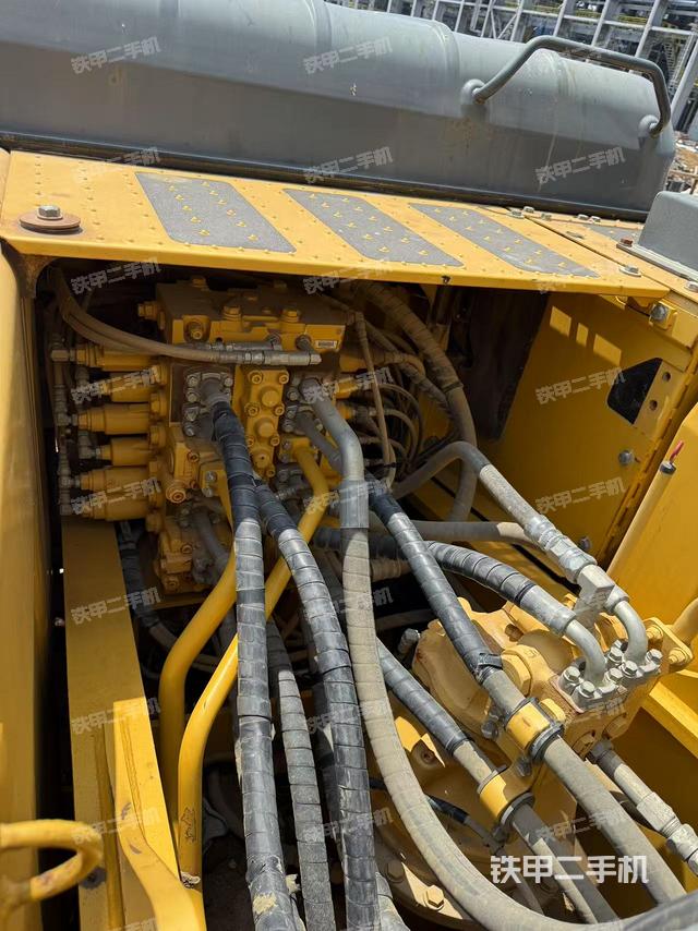 回转马达和主控阀（整机外观）