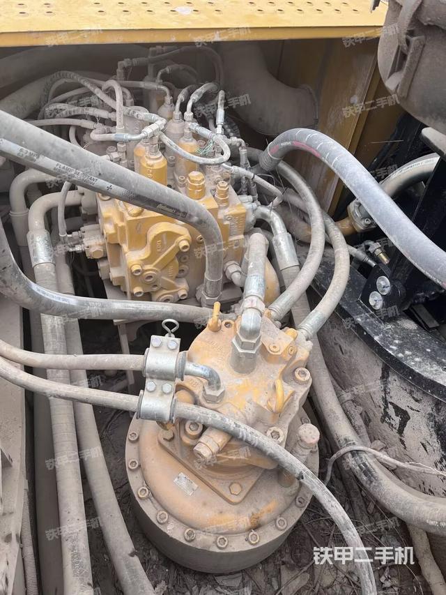 回轉(zhuǎn)馬達(dá)和主控閥（整機(jī)外觀）