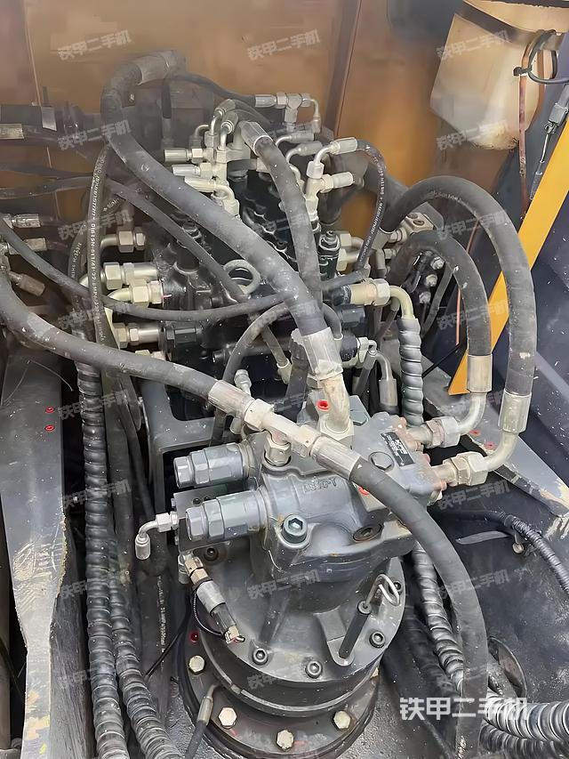 回轉(zhuǎn)馬達和主控閥(整機外觀) 回轉(zhuǎn)馬達和主控閥(整機外觀)