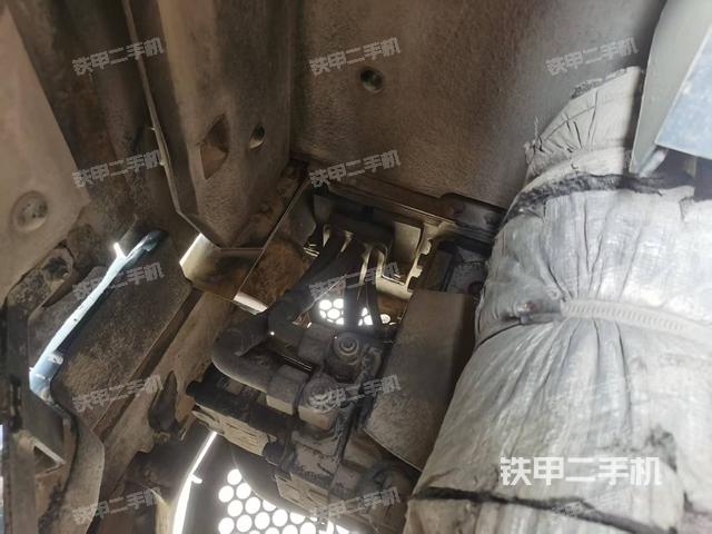 液壓泵艙室正面整體(整機外觀) 液壓泵艙室正面整體(整機外觀)