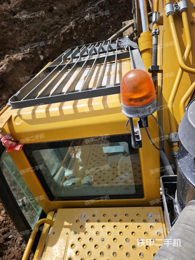 驾驶室顶部(整机外观) 驾驶室顶部(整机外观)