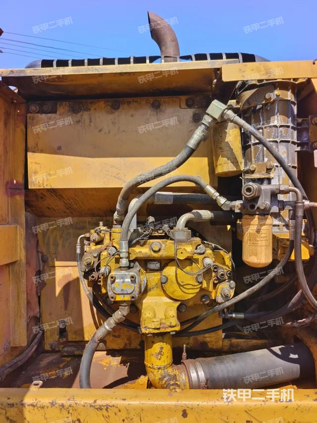 液壓泵艙室正面整體（整機外觀）