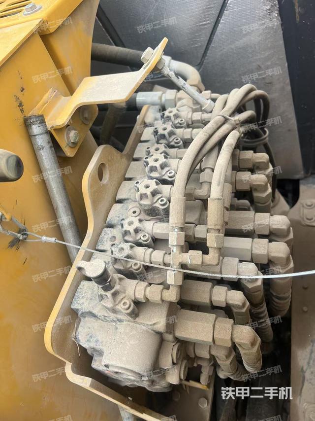 回转马达和主控阀(整机外观) 回转马达和主控阀(整机外观)