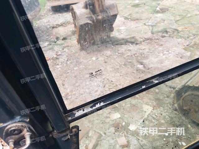 左后方玻璃角標(biāo)(駕駛室部分) 左后方玻璃角標(biāo)(駕駛室部分)