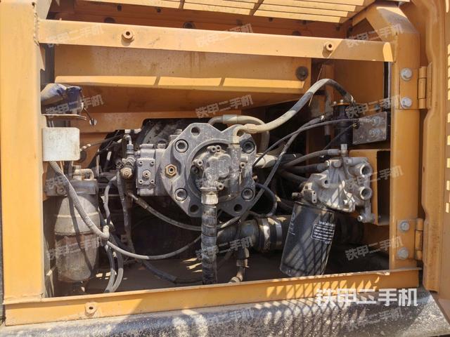 液壓泵艙室正面整體（整機外觀）