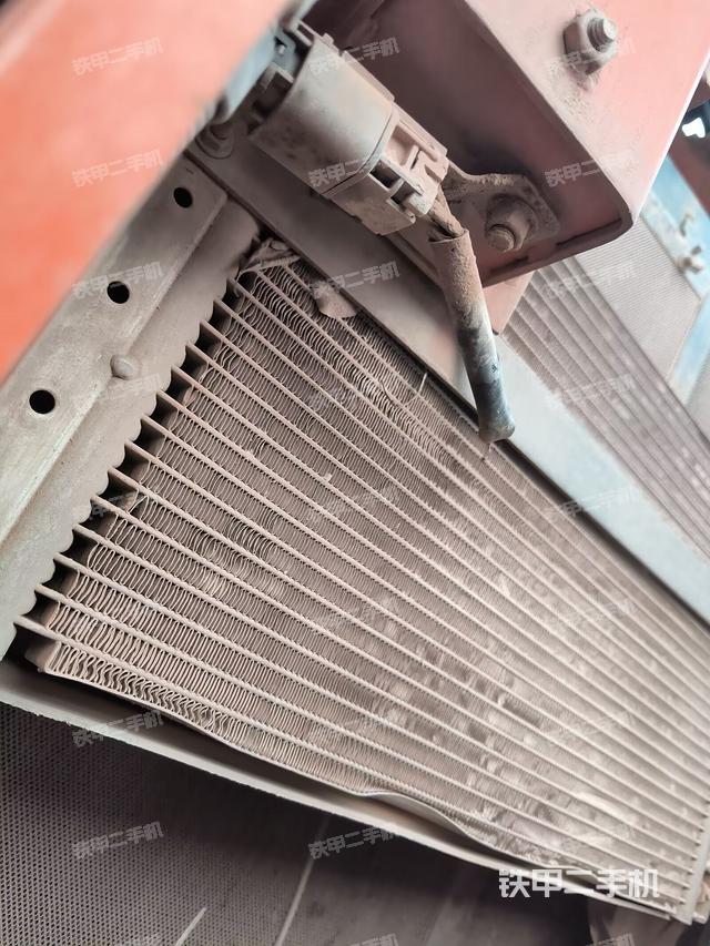 散熱器正面(大件艙室) 散熱器正面(大件艙室)