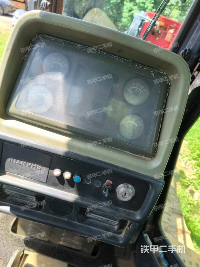 駕駛室內(nèi)部頂部(推土機駕駛室) 駕駛室內(nèi)部頂部(推土機駕駛室)