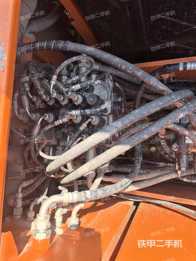 回转马达和主控阀(整机外观) 回转马达和主控阀(整机外观)