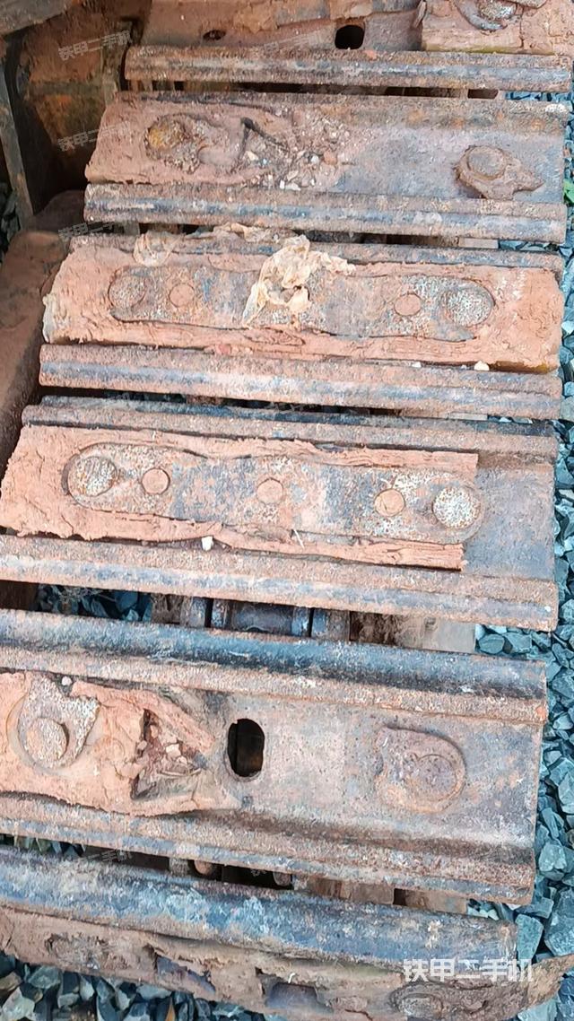 液壓泵艙室正面整體（整機外觀）