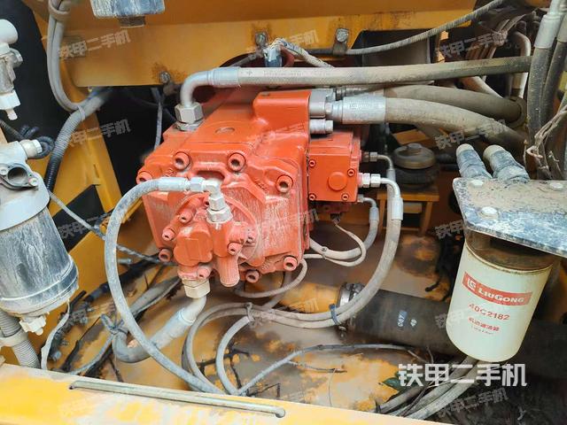 液壓泵艙室正面整體(整機(jī)外觀) 液壓泵艙室正面整體(整機(jī)外觀)