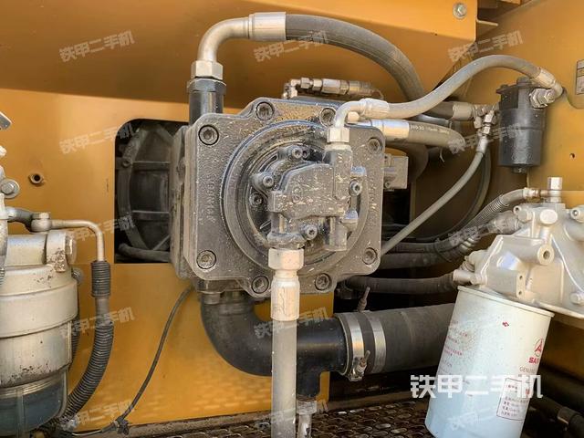 液压泵舱室正面整体(整机外观) 液压泵舱室正面整体(整机外观)