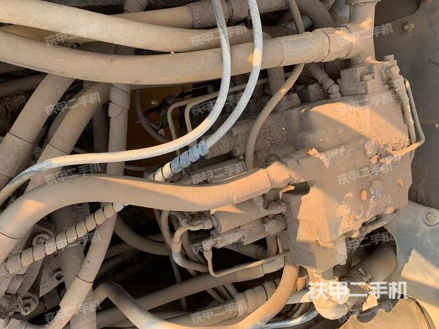 回轉(zhuǎn)馬達(dá)和主控閥（整機(jī)外觀）