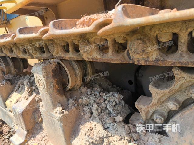 右側(cè)履帶全景(推土機(jī)底盤及工作裝置) 右側(cè)履帶全景(推土機(jī)底盤及工作裝置)