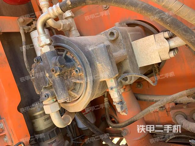 液壓泵艙室正面整體(整機外觀) 液壓泵艙室正面整體(整機外觀)