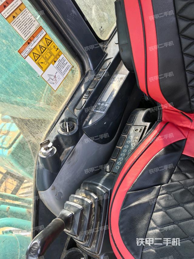 座椅右側控制臺/鑰匙門/油門/含右手柄（駕駛室部分）