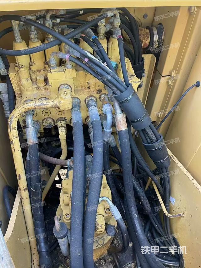 回轉(zhuǎn)馬達(dá)和主控閥(整機(jī)外觀) 回轉(zhuǎn)馬達(dá)和主控閥(整機(jī)外觀)