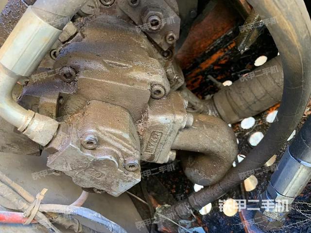 液壓泵艙室正面整體（整機外觀）