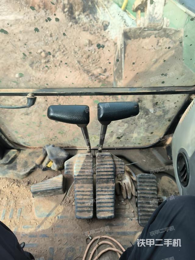 行走控制手柄和踏板 俯拍(驾驶室部分) 行走控制手柄和踏板 俯拍(驾驶室部分)