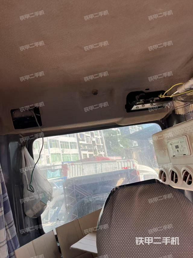 駕駛室頂部(整機(jī)外觀) 駕駛室頂部(整機(jī)外觀)