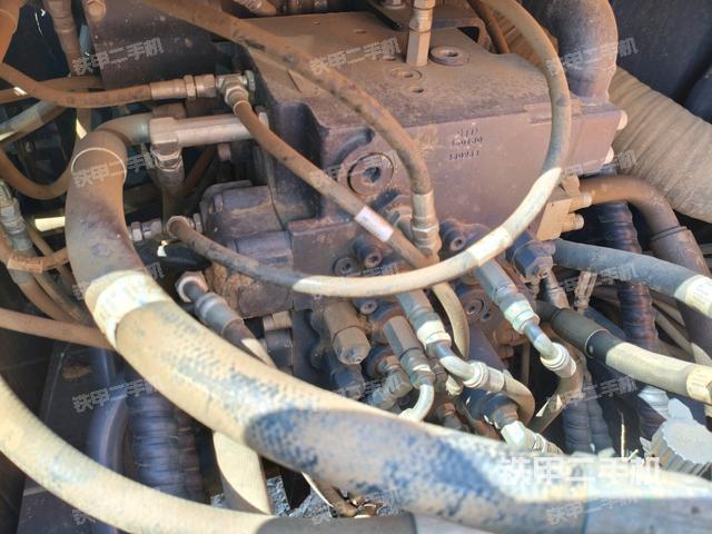 回轉(zhuǎn)馬達(dá)和主控閥（整機(jī)外觀）