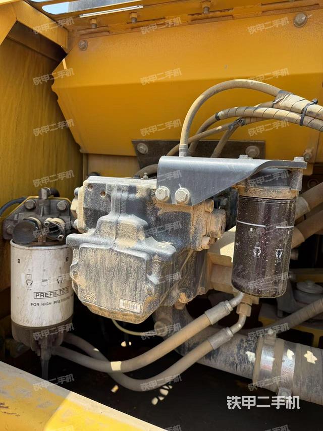 液压泵舱室正面整体（整机外观）