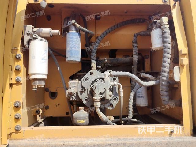 液壓泵艙室正面整體(整機(jī)外觀) 液壓泵艙室正面整體(整機(jī)外觀)