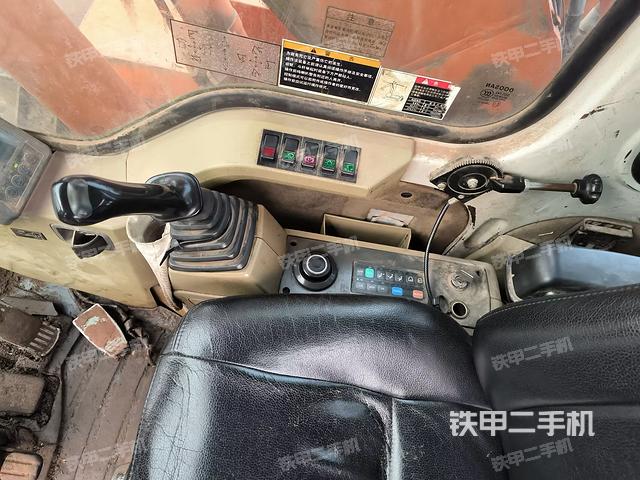 座椅右側控制臺/鑰匙門/油門/含右手柄(駕駛室部分) 座椅右側控制臺/鑰匙門/油門/含右手柄(駕駛室部分)