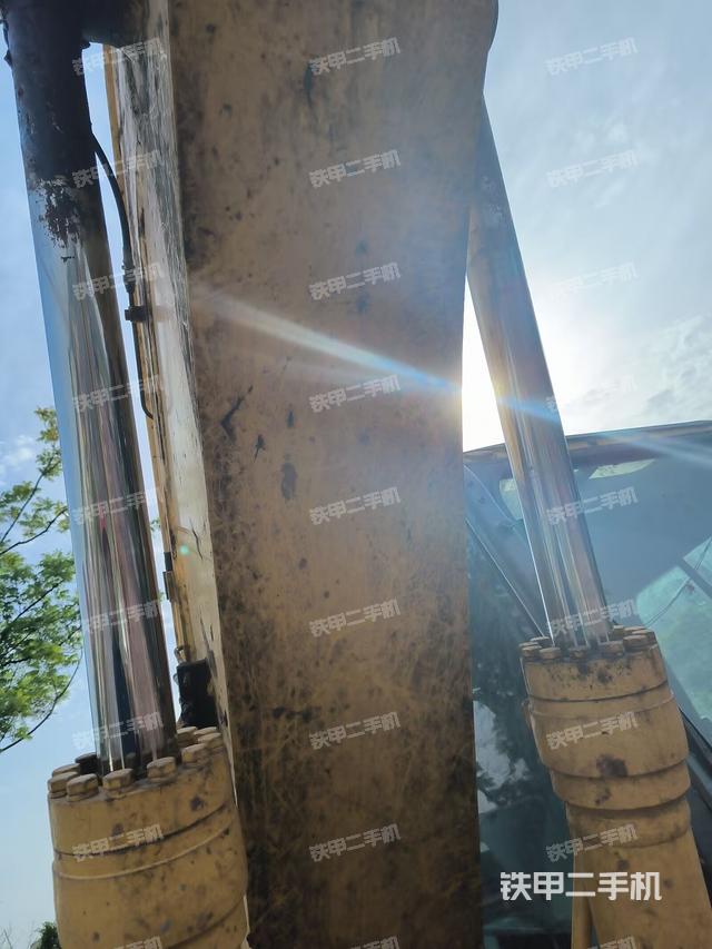 大臂油缸整体 竖拍(工作和回转装置) 大臂油缸整体 竖拍(工作和回转装置)