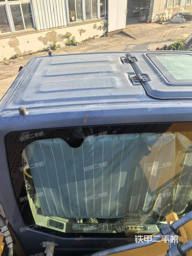 駕駛室頂部（整機外觀）