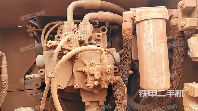 液压泵舱室正面整体（整机外观）