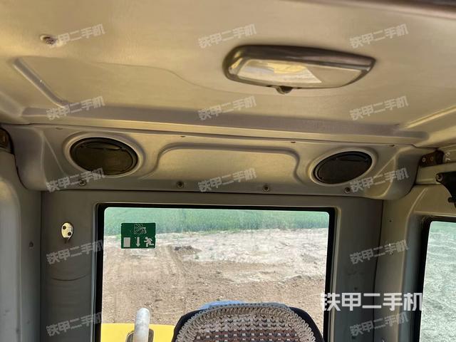 駕駛室頂部(整機(jī)外觀) 駕駛室頂部(整機(jī)外觀)