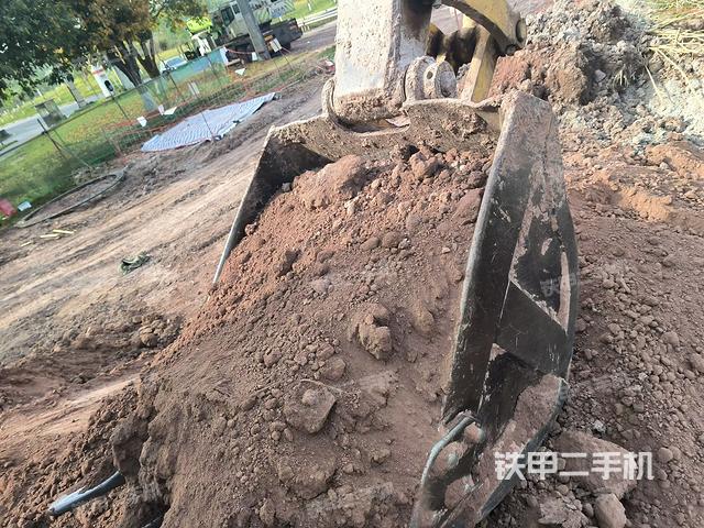 铲斗右后整体(工作和回转装置) 铲斗右后整体(工作和回转装置)