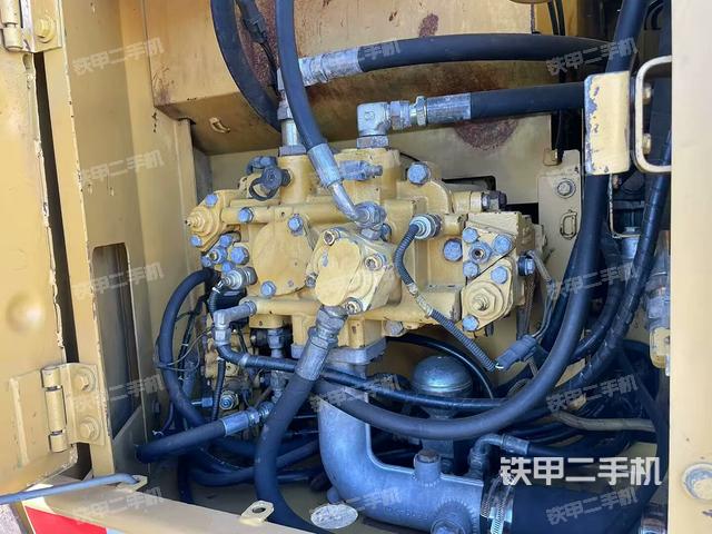 液壓泵艙室正面整體(整機(jī)外觀) 液壓泵艙室正面整體(整機(jī)外觀)