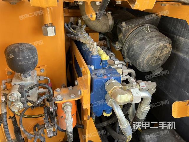 回轉馬達和主控閥(整機外觀) 回轉馬達和主控閥(整機外觀)