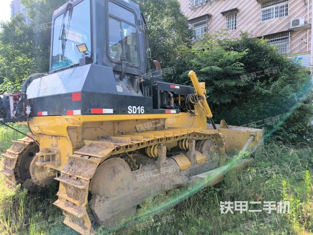 右后45°(推土機整車外觀) 右后45°(推土機整車外觀)
