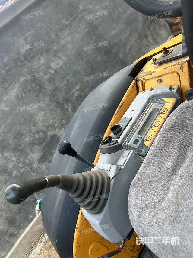 駕駛室頂部(整機(jī)外觀) 駕駛室頂部(整機(jī)外觀)