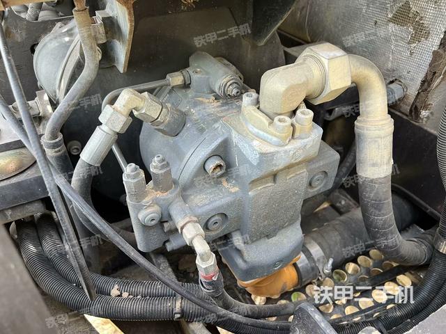 液壓泵艙室正面整體(整機外觀) 液壓泵艙室正面整體(整機外觀)