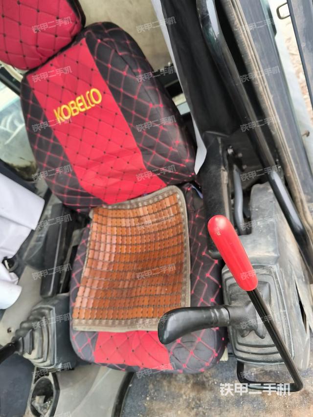 座椅左側(cè)控制臺/音響/含左手柄(駕駛室部分) 座椅左側(cè)控制臺/音響/含左手柄(駕駛室部分)