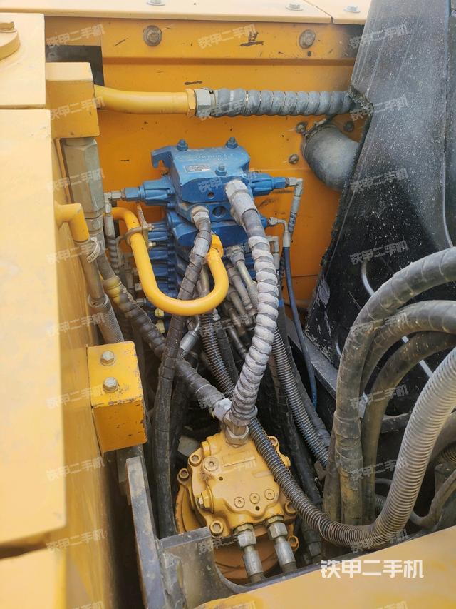 回转马达和主控阀(整机外观) 回转马达和主控阀(整机外观)