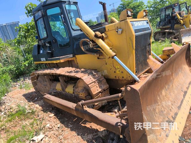 右前45°(推土機(jī)整車外觀) 右前45°(推土機(jī)整車外觀)