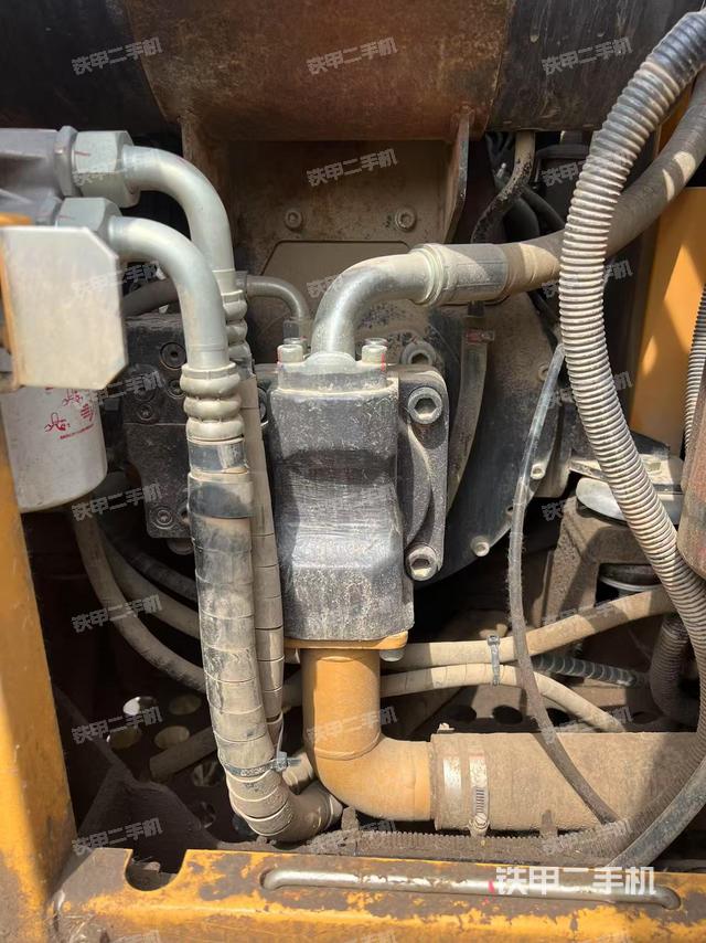 液壓泵艙室正面整體(整機(jī)外觀) 液壓泵艙室正面整體(整機(jī)外觀)